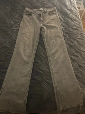 Gråa vida jeans med raka ben