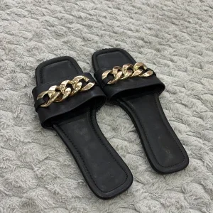 Svarta sandaler med guldkedja, stl 41