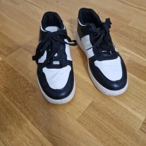 Svarta och vita sneakers med snörning