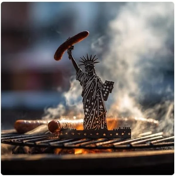 En rolig och bärbar dinosaurieformad korvhållare perfekt för grillar, rullgrillar, unikt formade grillar, utomhusmatlagning och campingfester.