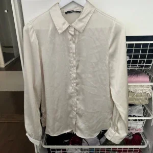 Satin skjorta