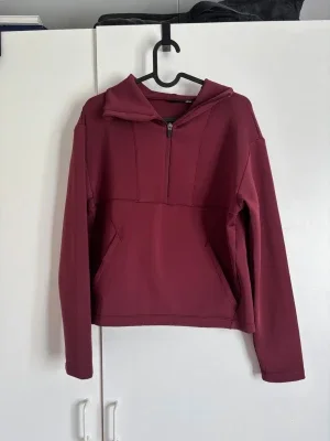 Vinröd träningshoodie från New Apparel 🏻