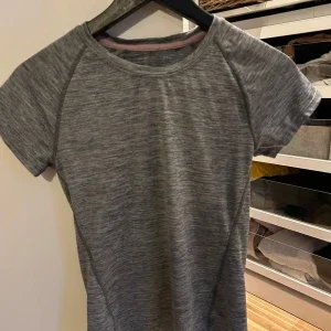 Grön träningst-shirt från Asics