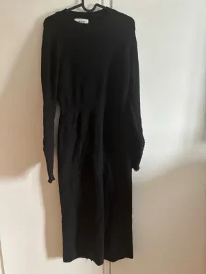 Svart lång stickad klänning AWARE
