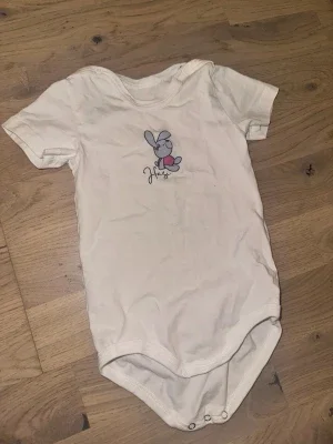 Vit body med kanintryck från Kanz Kanz vit body, storlek 74 / 9M