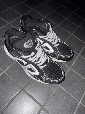 Svart vita dior B30