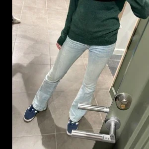 Ljusblå bootcut jeans