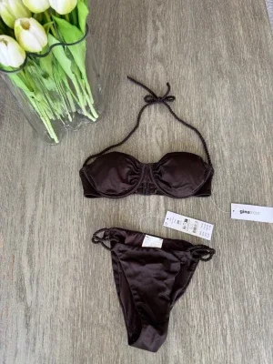 Mörkbrun bikini från Gina Tricot