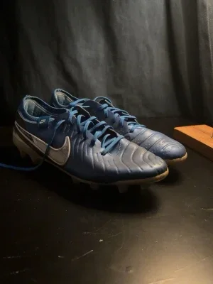 NIKE TIEMPO LEGEND 10 ELITE MAD AMBITION - SVART/VIT