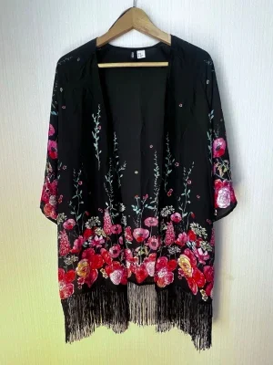 Svart kimono med blommigt mönster och fransar