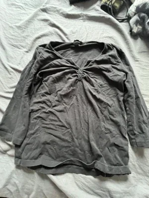 Svart v-ringad topp från H&M