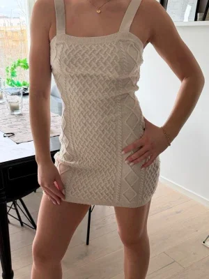 Beige stickad kort klänning H&M