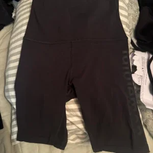 Svarta cykelshorts från Lululemon