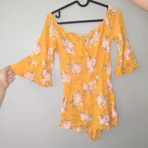 Blommig playsuit