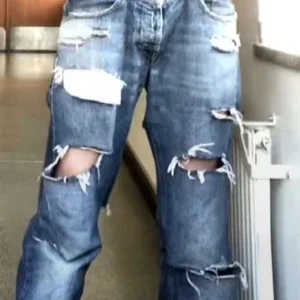 Blå slitna jeans boot cut jeans
