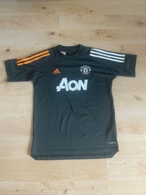 Manchester United tränings t-shirt Adidas 20/21