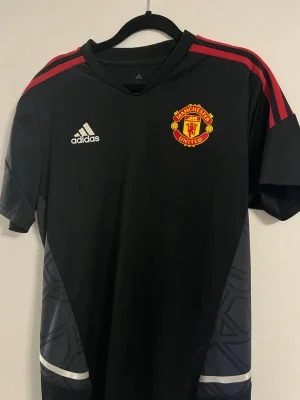 Manchester United svart tränings t-shirt