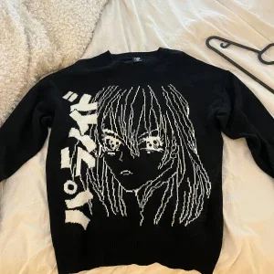 Svart stickad anime-tröja från FSBN