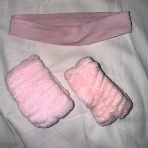 Set med rosa hårband och scrunchies