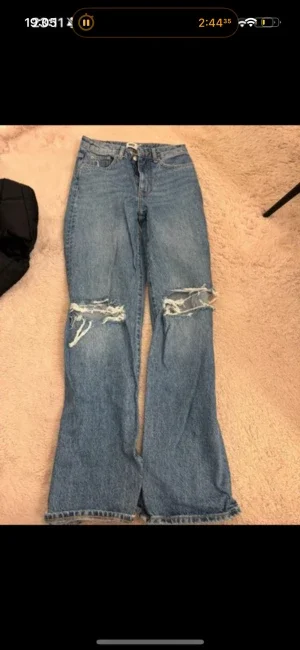 Blå ripped jeans med vida ben