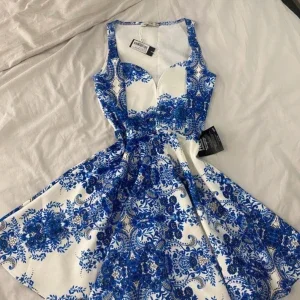 Blåvit klänning med blommönster