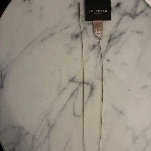 Ny guldfärgat halsband från Selected Femme