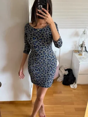 Blå leopardmönstrad mini klänning från Guess
