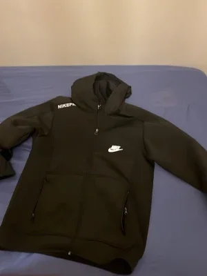 Svart Nike Tech Fleece hoodie