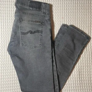 Grå jeans från Nudie Jeans