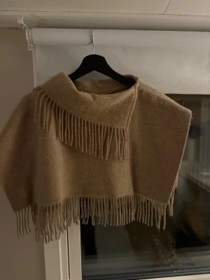 Beige ullsjal med fransar från E2