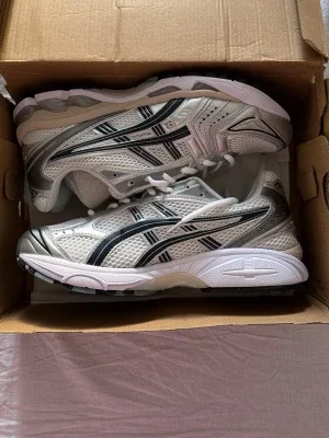 Asics vita och silver sneakers