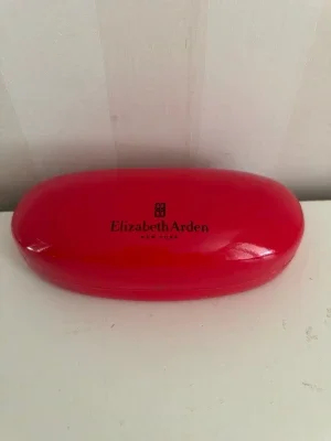 Röd solglasögonfodral Elizabeth Arden