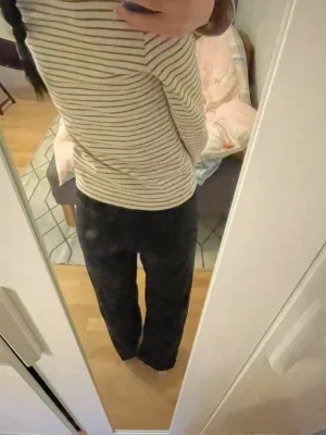 Svarta raka jeans
