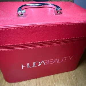 Röd sminkväska från Huda Beauty