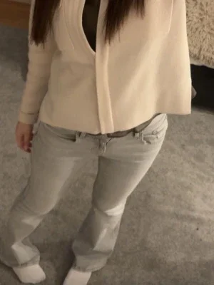 Ljusgrå bootcut jeans
