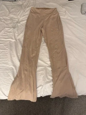Beige utsvängda leggings