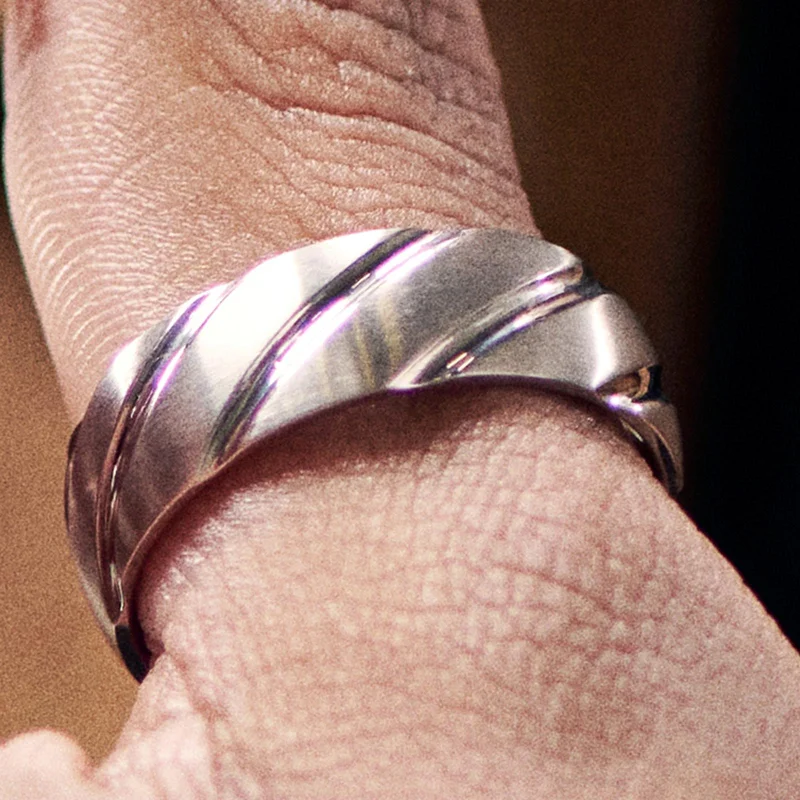 Anillo de titanio plateado con ondas Aesop Nial para hombres - Anillos de titanio