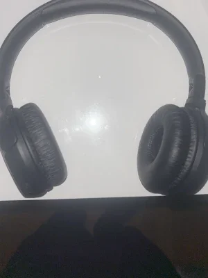Svarta over-ear hörlurar från JBL