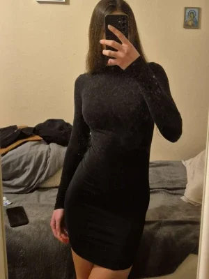 Svart tight långärmad klänning