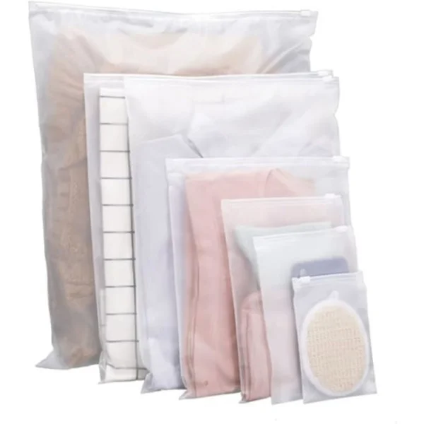 Pakke med 35 frostede gjenlukkbare plastposer med glidelås for klesoppbevaring, perfekt for skoleturer.
