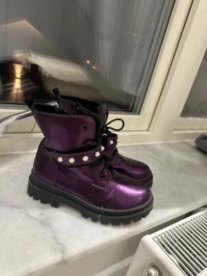 Lila metallic kängor med pärldetaljer