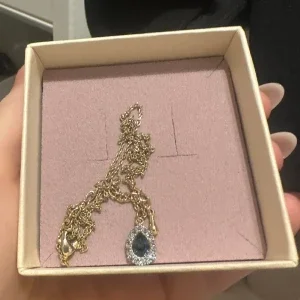 Halsband från Lily & Rose med blå sten