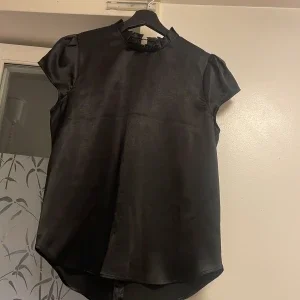 Svart blus med volang från River Island