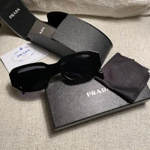 Prada solglasögon