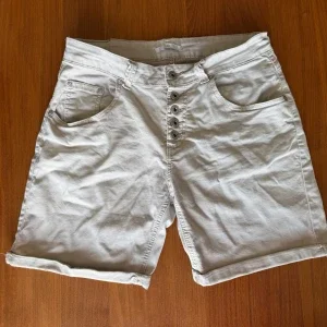 Beiga shorts från Place du Jour