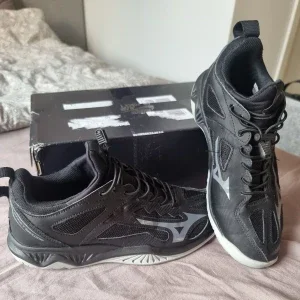 Svarta Mizuno Ghost Shadow sneakers