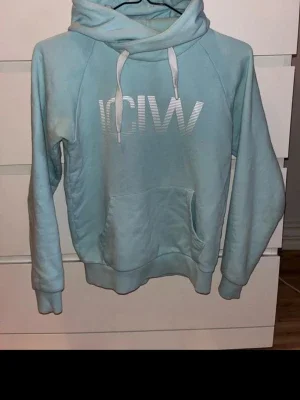 Ljusblå hoodie från ICANIWILL