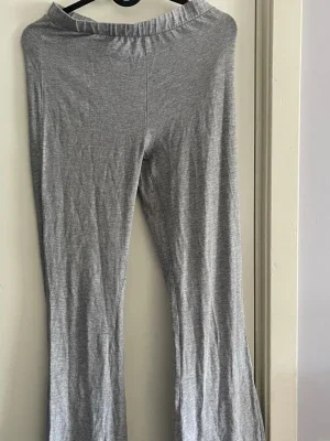 Gråmelerade utsvängda yoga pants