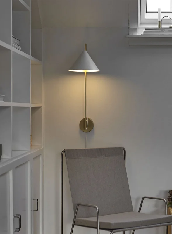 Louis Poulsen Yuh vegglampe - hvit/messing