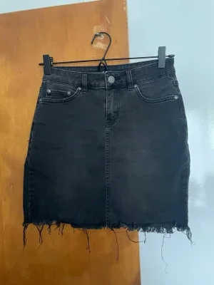 Svart jeanskjol med rå kant
